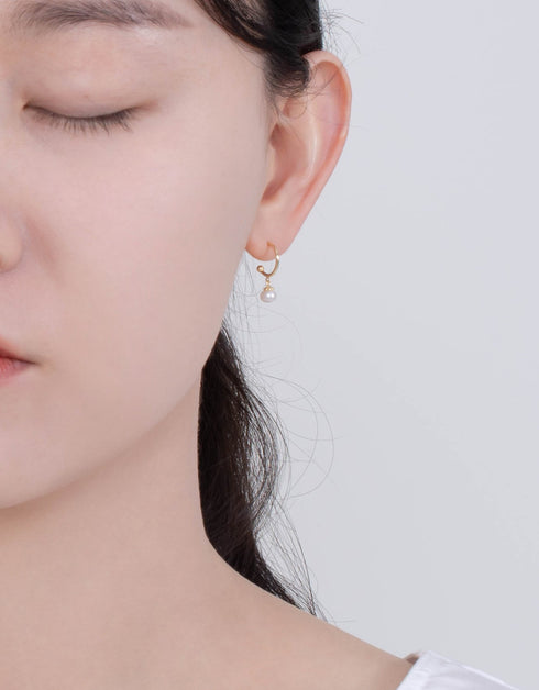 优雅的金色珍珠吊式耳环